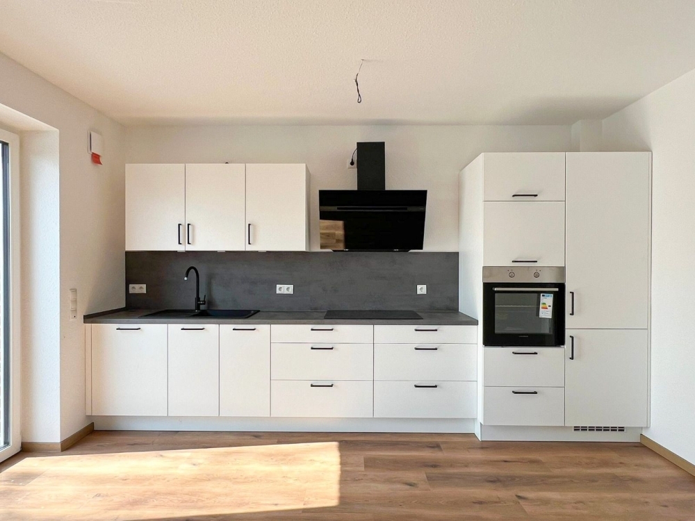6635 - Stilvoll Wohnen im Neubau – Lichtdurchflutete 2,5-Zimmer-Wohnung mit EBK und Balkon - Photo 2