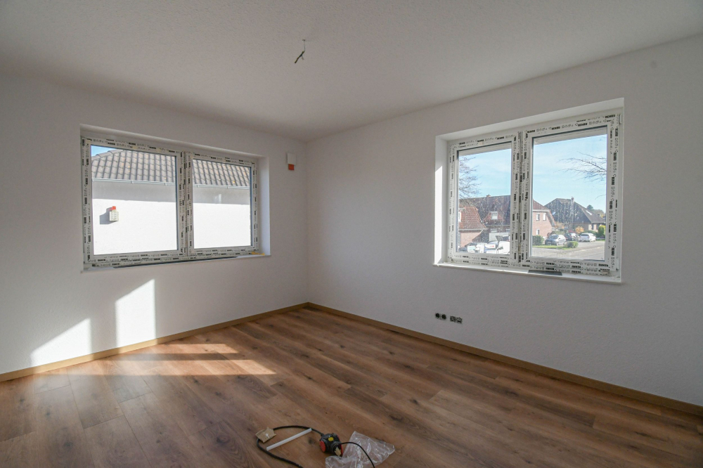6635 - Stilvoll Wohnen im Neubau – Lichtdurchflutete 2,5-Zimmer-Wohnung mit Aufzug und Balkon - Foto 4