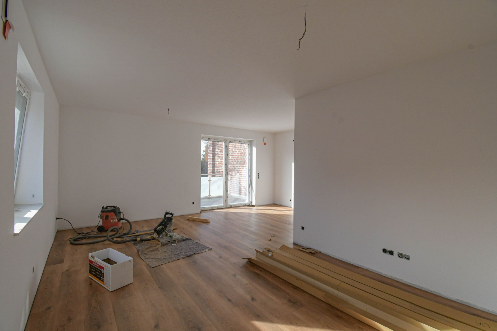 6635 - Stilvoll Wohnen im Neubau – Lichtdurchflutete 2,5-Zimmer-Wohnung mit Aufzug und Balkon - Foto 3