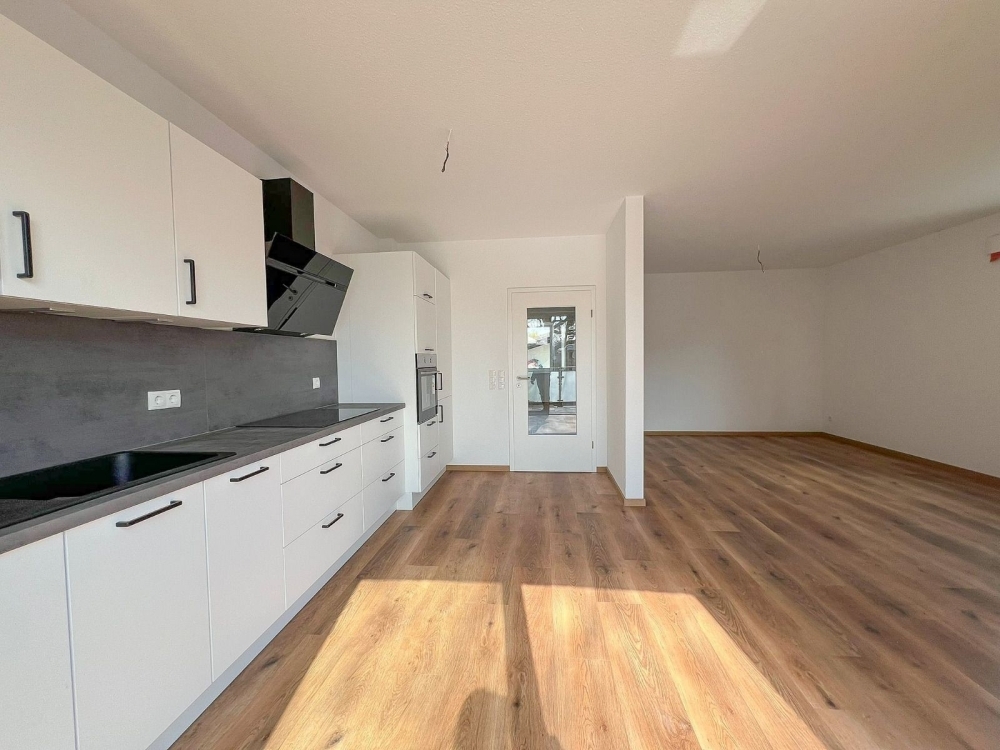 6635 - Stilvoll Wohnen im Neubau – Lichtdurchflutete 2,5-Zimmer-Wohnung mit EBK und Balkon - Photo 3