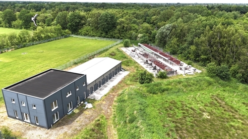 13125 Drohnenansicht Halle mit Grundstück