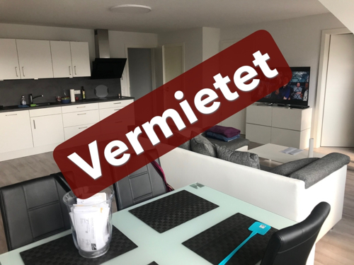 Wohn-Esszimmer mit Küchenzeile.