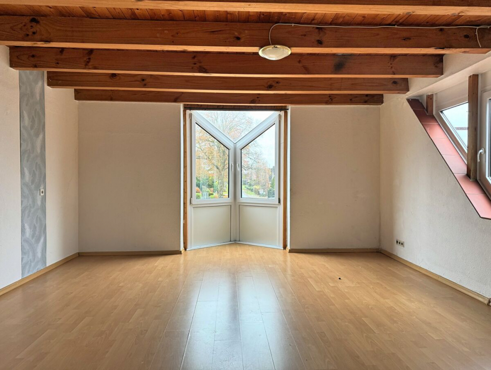 Renovierungsbedürftige 3ZKB-Maisonettewohnung in zentraler Lage der Blumenstadt Wiesmoor - Foto 1