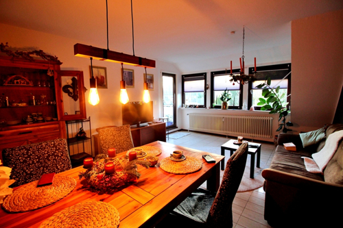 Wohnzimmer mit Blick zum Balkon