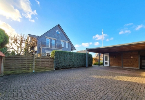 Doppelhaus und Carport