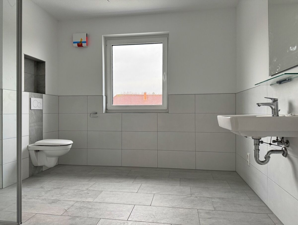 Erstbezug: Energiesparende Penthousewohnung mit Balkon im Herzen von Remels - Foto 2