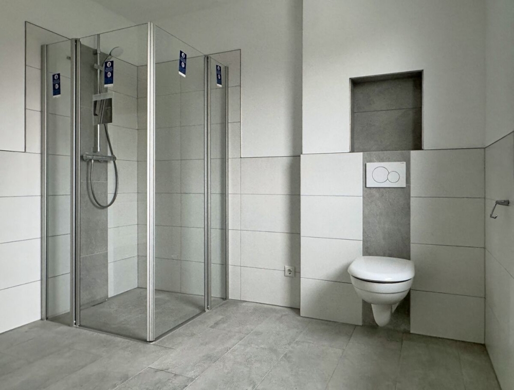 Erstbezug: Energiesparende Penthousewohnung mit Balkon im Herzen von Remels - Foto 3