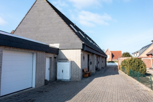 Auffahrt und Ansicht Garage 