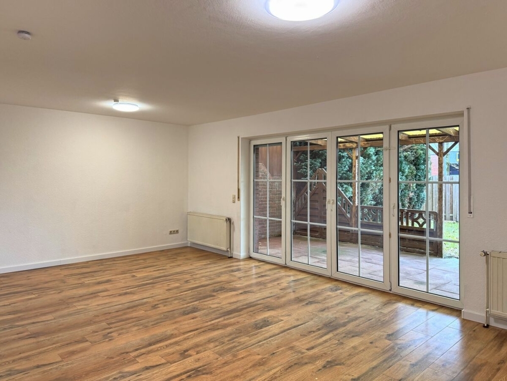 Renovierte DHH mit überdachter Terrasse, Garten & Garage in zentraler Lage von Ostgroßefehn - Foto 1