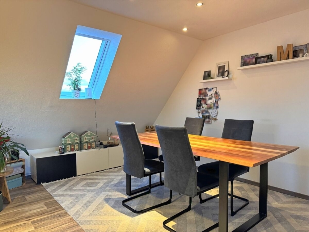 Charmante Dachgeschosswohnung mit Einbauküche, Balkon und Terrasse in ruhiger Lage von Großefehn - Foto 2