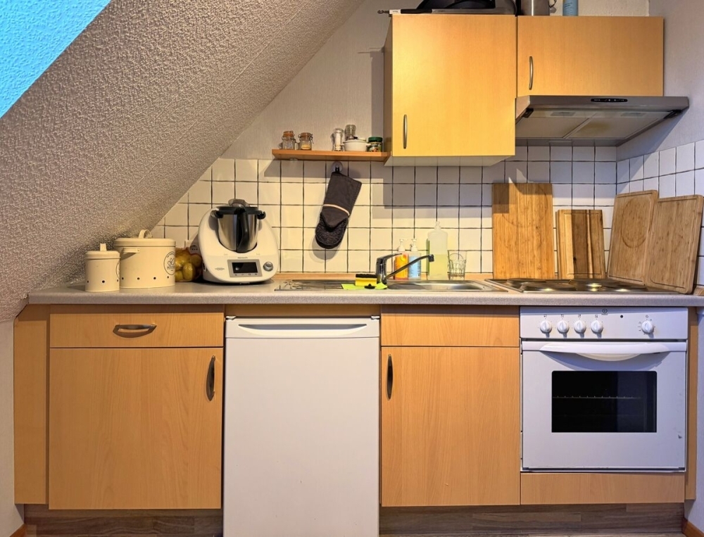Charmante Dachgeschosswohnung mit Einbauküche, Balkon und Terrasse in ruhiger Lage von Großefehn - Foto 4