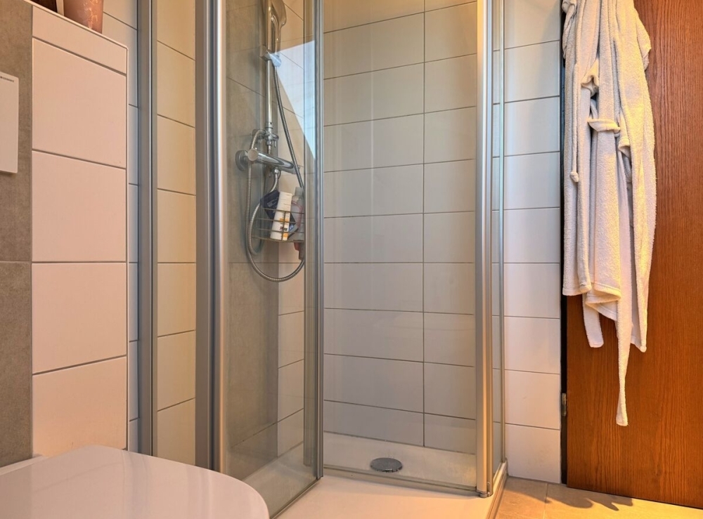 Charmante Dachgeschosswohnung mit Einbauküche, Balkon und Terrasse in ruhiger Lage von Großefehn - Foto 5