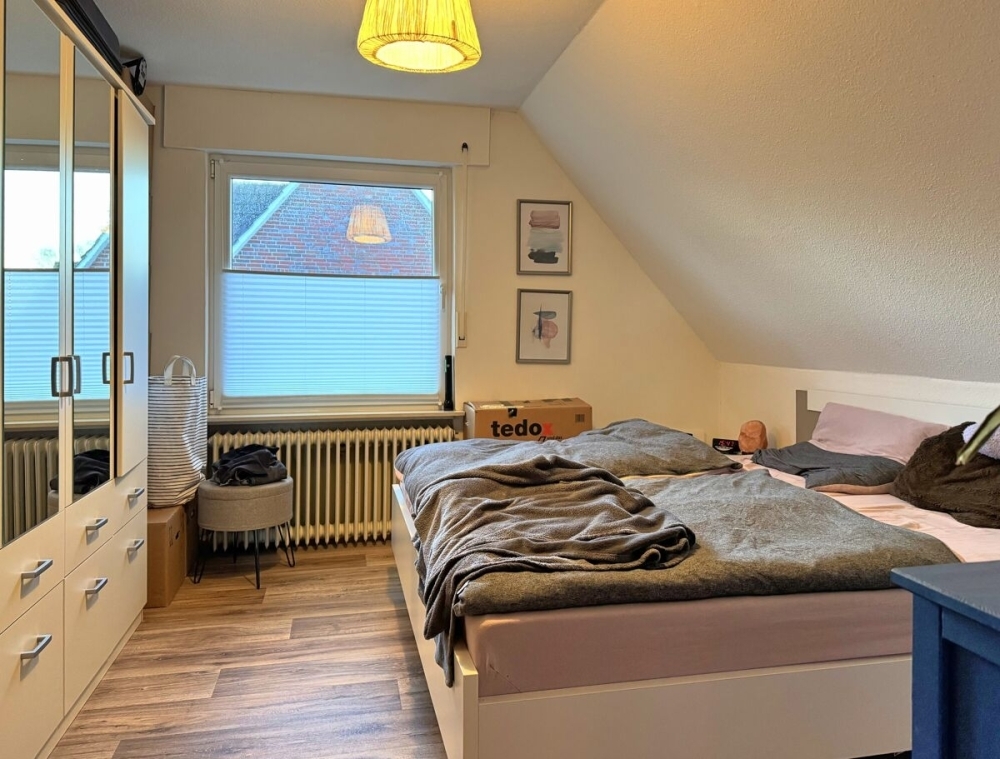 Charmante Dachgeschosswohnung mit Einbauküche, Balkon und Terrasse in ruhiger Lage von Großefehn - Foto 3