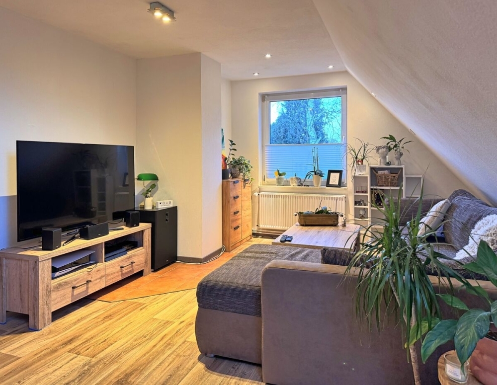 Charmante Dachgeschosswohnung mit Einbauküche, Balkon und Terrasse in ruhiger Lage von Großefehn - Foto 1