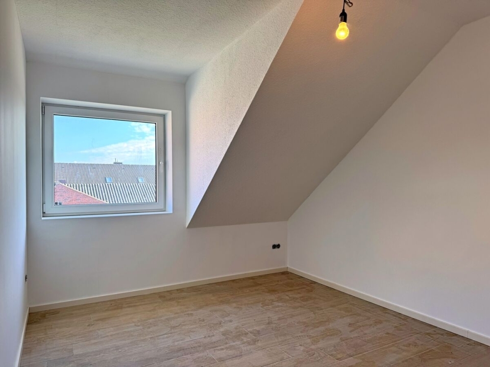 Erstbezug: Großzügige Oberwohnung mit Carport in Kanallage von Großefehn - Foto 4