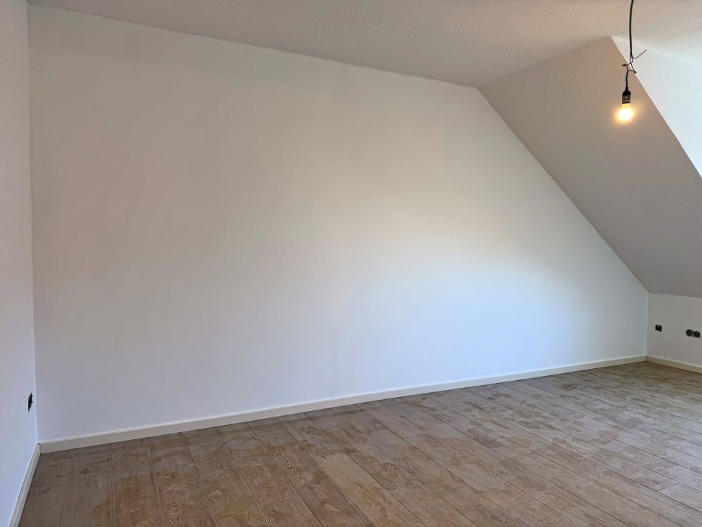 Erstbezug: Großzügige Oberwohnung mit Carport in Kanallage von Großefehn - Foto 5