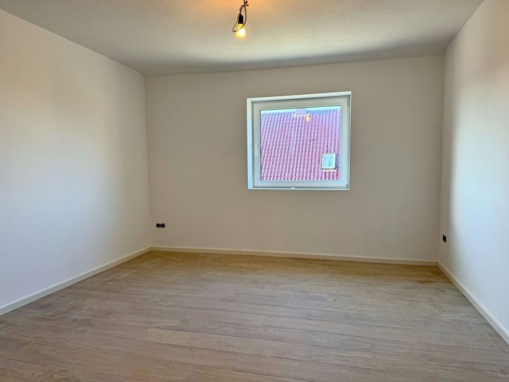 Erstbezug: Großzügige Oberwohnung mit Carport in Kanallage von Großefehn - Foto 1