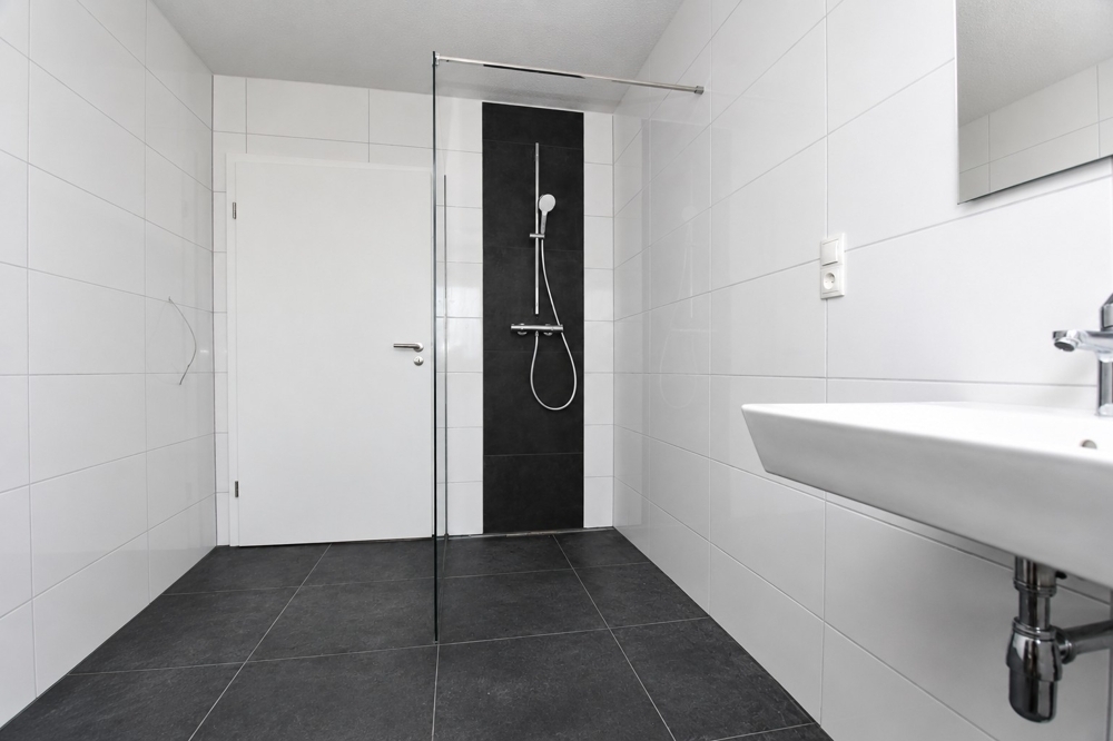 Erstbezug - Barrierefreie Neubauwohnung mit Einbauküche, überdachter Terrasse und PKW-Stellplatz in Altenoythe - Foto 3