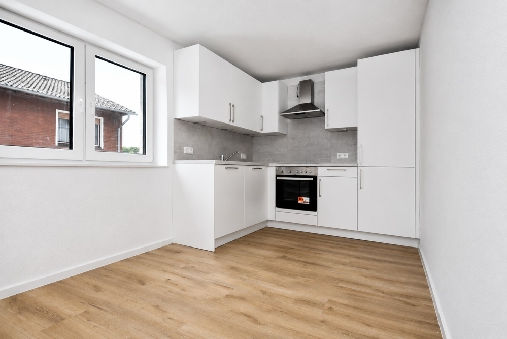 Erstbezug - Neubauwohnung mit Einbauküche, Dachterrasse mit Markise und PKW-Stellplatz in Altenoythe - Photo 2