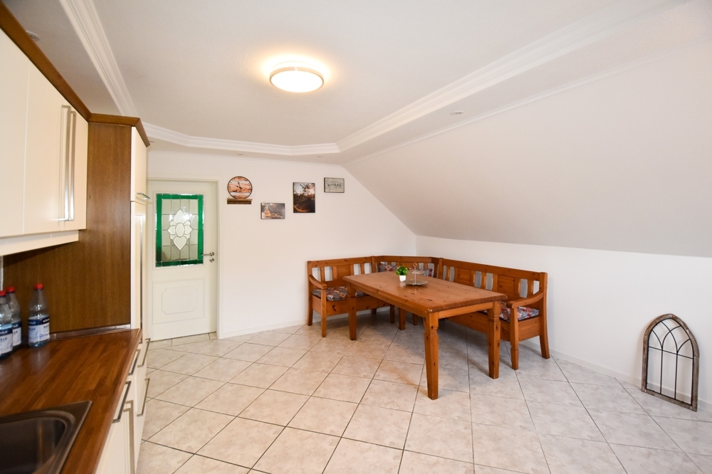 Einziehen und Wohlfühlen - Top-gepflegte Dachgeschosswohnung mit Einbauküche in Neuvrees - Photo 3