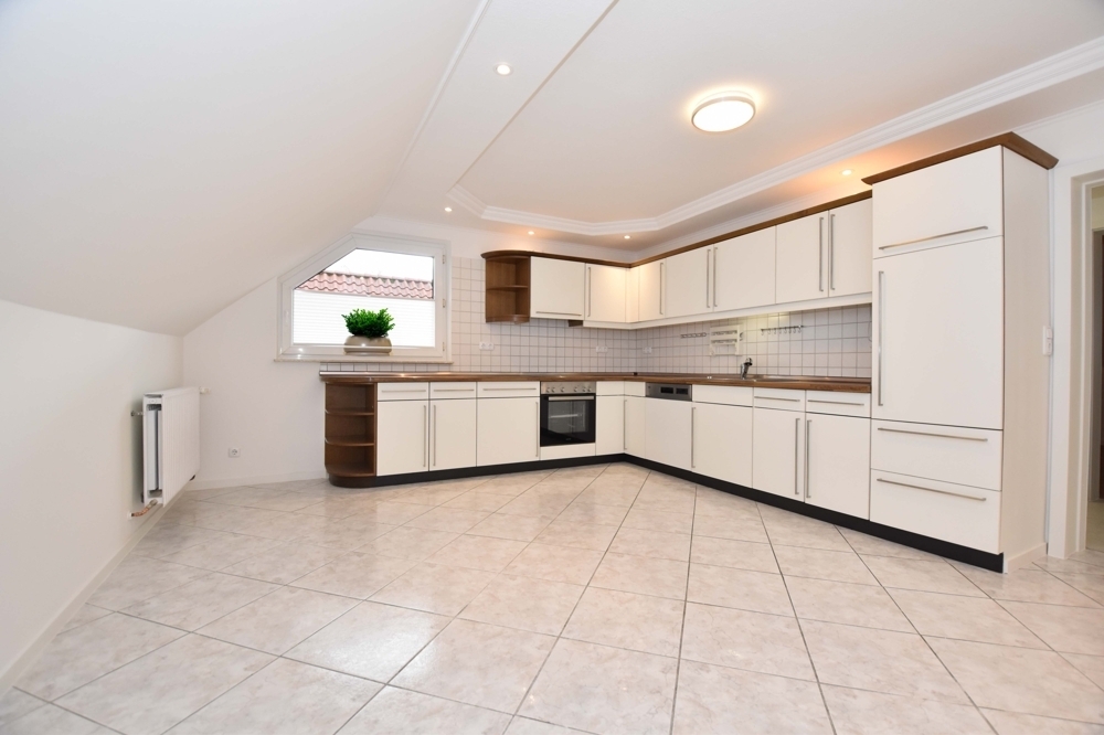 Einziehen und Wohlfühlen - Top-gepflegte Dachgeschosswohnung mit Einbauküche in Neuvrees - Photo 5