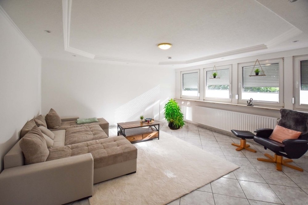 Einziehen und Wohlfühlen - Top-gepflegte Dachgeschosswohnung mit Einbauküche in Neuvrees - Photo 2