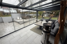 Wintergarten mit Blick in den Garten