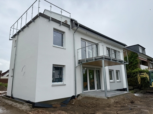 Hausansicht mit Dachterrasse
