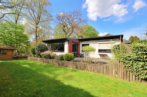 Blick aufs Haus mit Sonnenterrasse