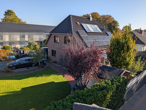 Blick auf Haus und Garten