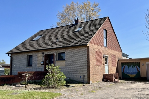 Wohnhaus mit Garage