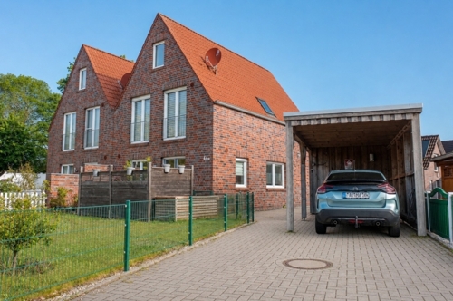 Ansicht Grundstück und Auffahrt mit Carport