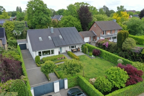 Hausansicht mit Blick auf den vorderen Garten