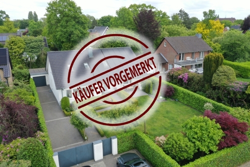 Hausansicht mit Blick auf den vorderen Garten