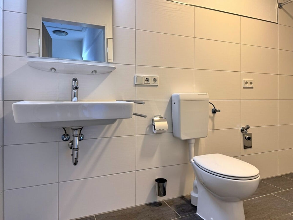 Renovierte 2-ZKB-Erdgeschosswohnung mit Einbauküche in zentraler Lage von Strackholt - Photo 3