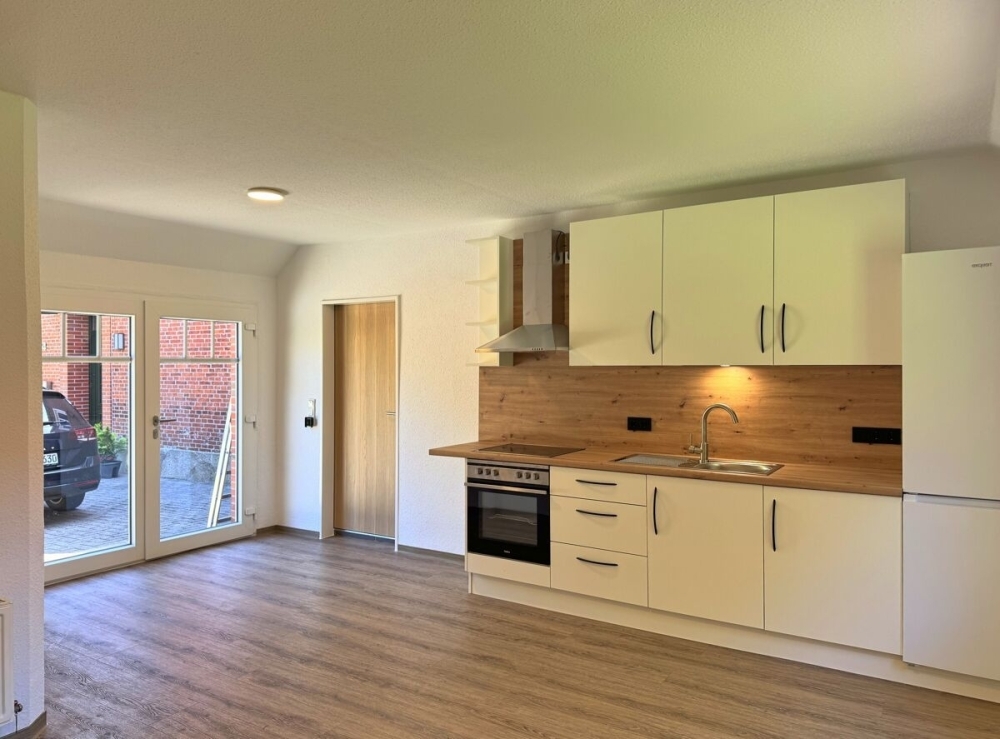 Renovierte 2-ZKB-Erdgeschosswohnung mit Einbauküche in zentraler Lage von Strackholt - Photo 1