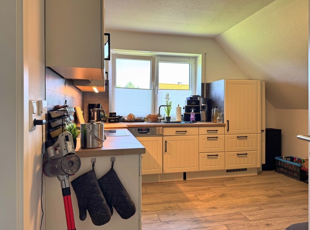 Gut geschnittene Dachgeschosswohnung mit Balkon und Carport in Großefehn-Holtrop - Photo 4