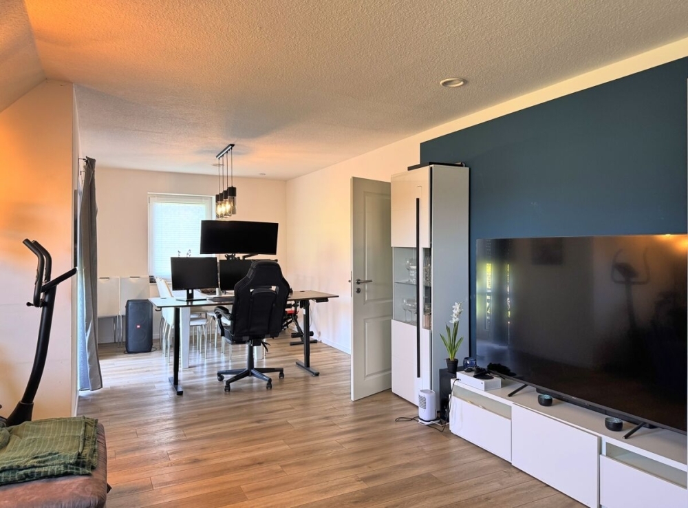 Gut geschnittene Dachgeschosswohnung mit Balkon und Carport in Großefehn-Holtrop - Photo 1