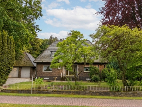 Straßenansicht (KI-opimiert)