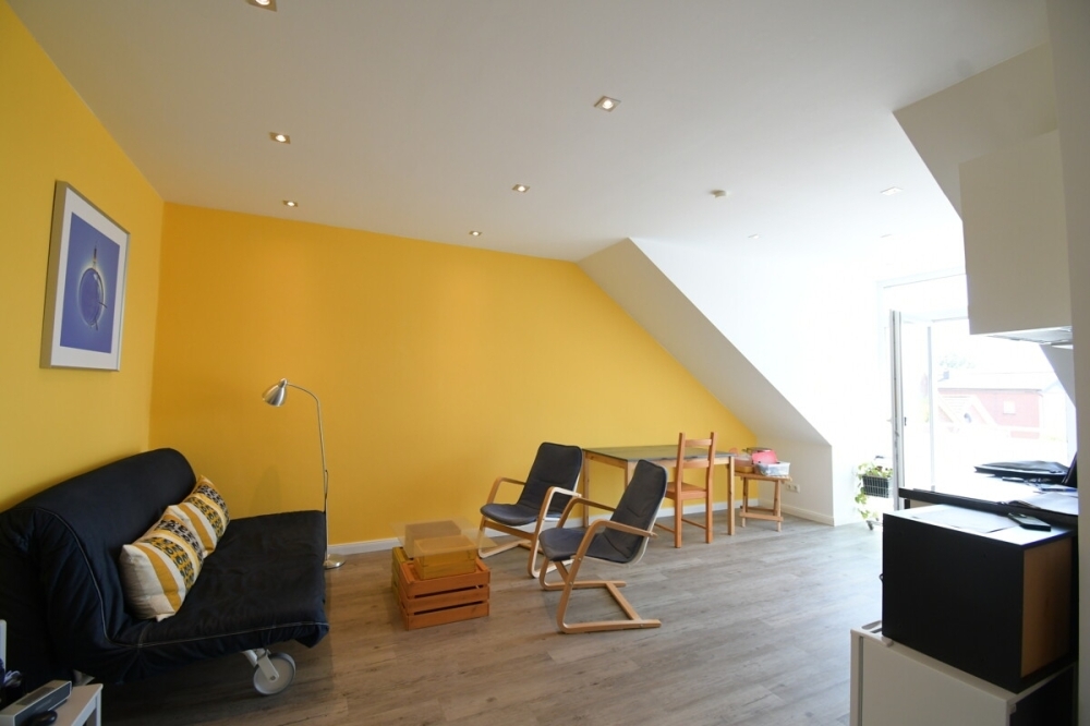 6744 - Attraktive 2-Zimmer-Dachgeschosswohnung mit EBK & Balkon! - Photo 1