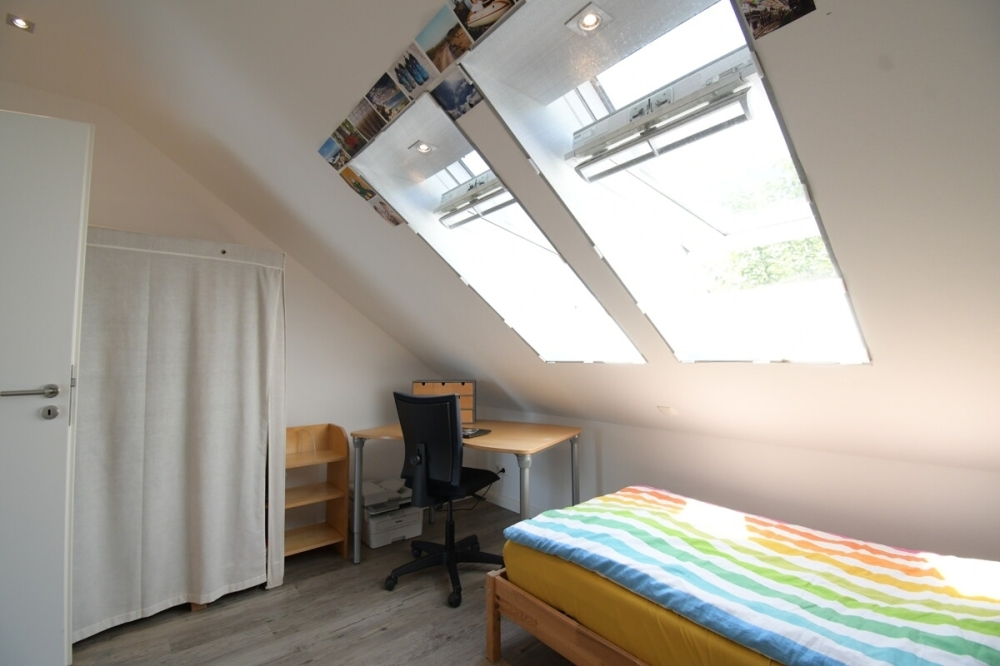 6744 - Attraktive 2-Zimmer-Dachgeschosswohnung mit EBK & Balkon! - Photo 3