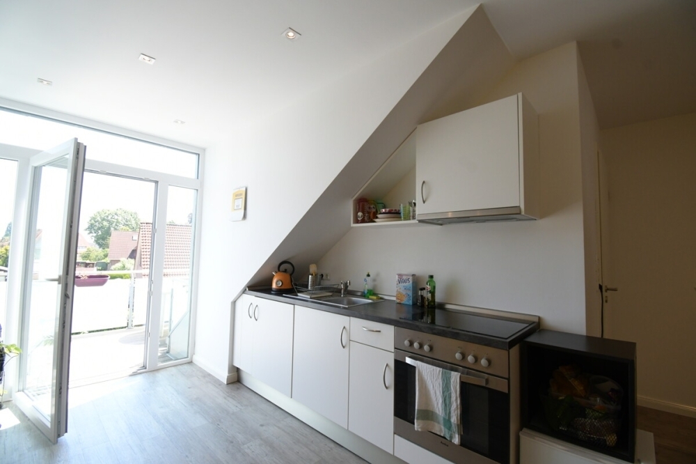 6744 - Attraktive 2-Zimmer-Dachgeschosswohnung mit EBK & Balkon! - Photo 4