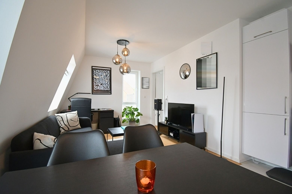 5986 - Attraktive 2-Zimmer-Wohnung mit EBK, Tiefgaragenstellplatz und 2 Balkonen in begehrter Lage! - Foto 1
