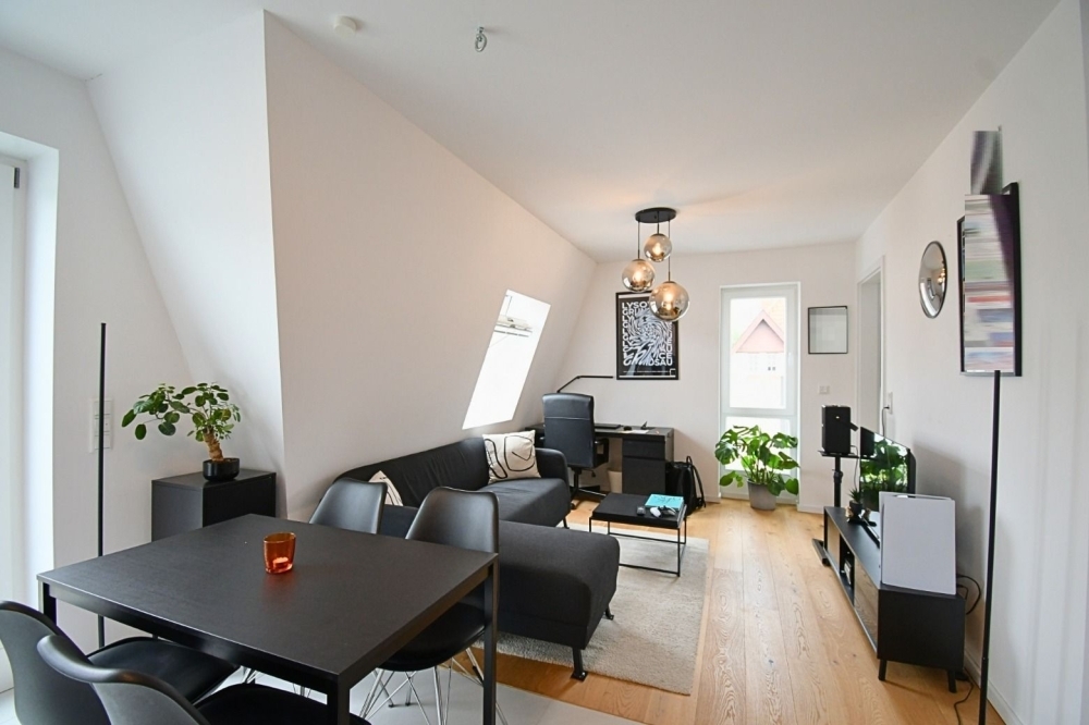 5986 - Attraktive 2-Zimmer-Wohnung mit EBK, Tiefgaragenstellplatz und 2 Balkonen in begehrter Lage! - Foto 2