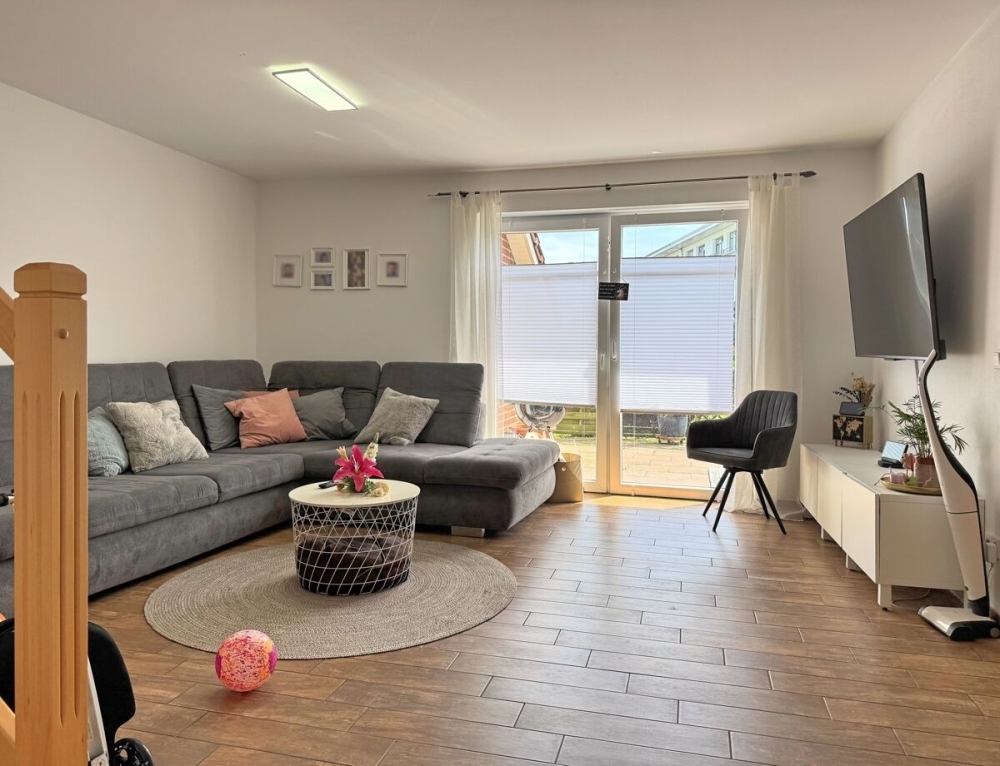 Gepflegte Doppelhaushälfte mit Einbauküche, Carport und Garten mitten in Friedeburg - Foto 1