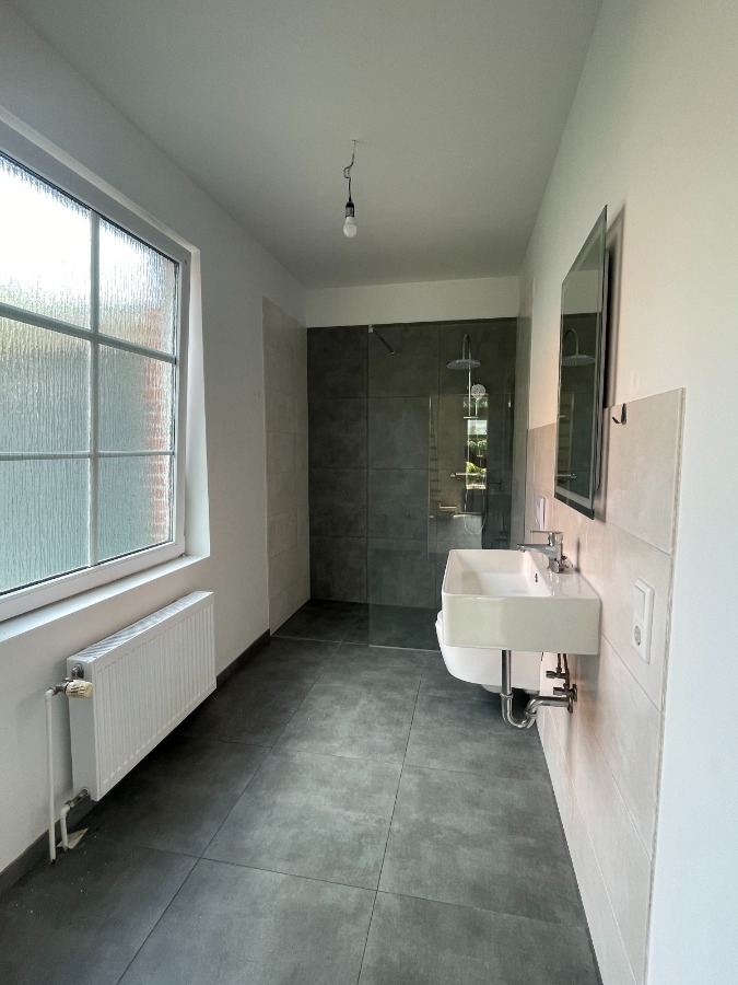 Gepflegte, renovierte Wohnung mit eigenem Eingang und PKW-Stellplatz - Photo 2