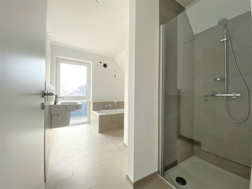 Erstbezug - Moderne, energetische Dachgeschosswohnung in ruhiger Lage! - Photo 1