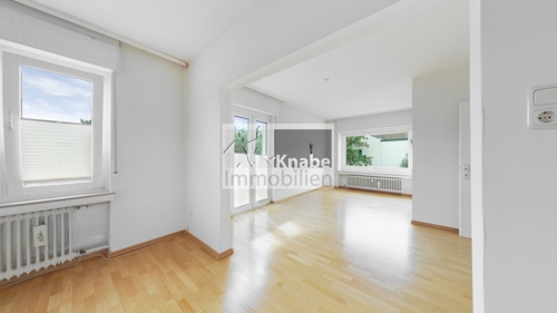 Wohnzimmer mit Blick zum Esszimmer
