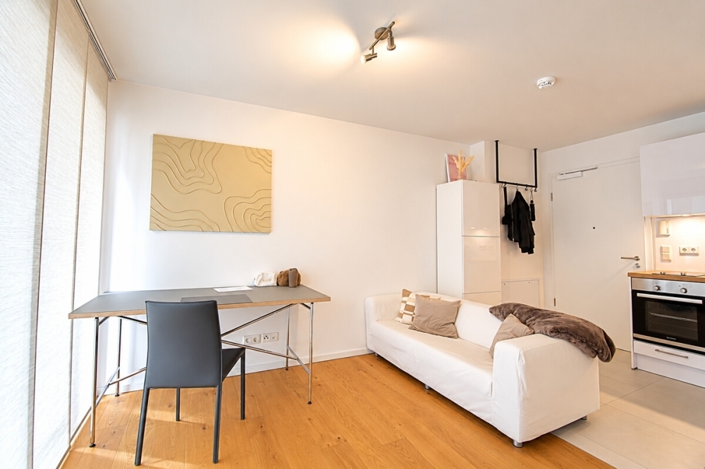 5963 - Jetzt sichern! Modernes Single-Appartement im 1. OG mit Einbauküche und Balkon! - Foto 1