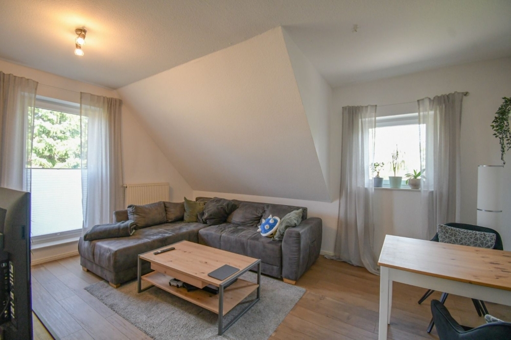 6099 - Gepflegte 2-Zimmer-Obergeschosswohnung mit Terrasse und Carport im Edewechter - Foto 1